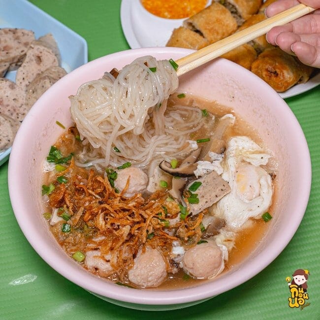 คุณแดงก๋วยจั๊บญวน สาขาถนนพระอาทิตย์