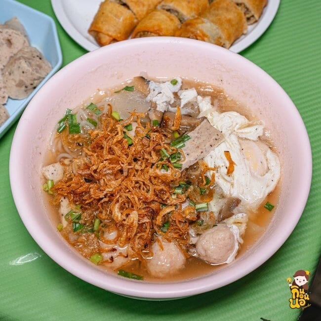 คุณแดงก๋วยจั๊บญวน สาขาถนนพระอาทิตย์