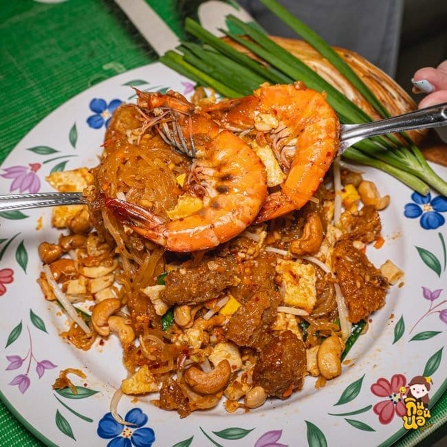 ผัดไทยไร้เสียง บ้านใหญ่ผัดไทยเตาถ่าน