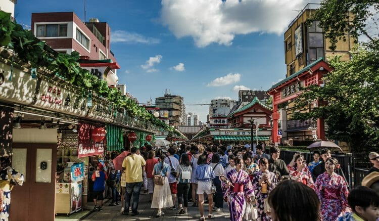 Photo: Kaminarimon, Asakusa by Guillermo (unsplash.com)