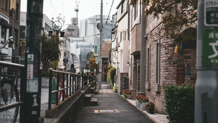 Photo: Japanese Alley, Tokyo by Emil Karlsson (unsplash.com)