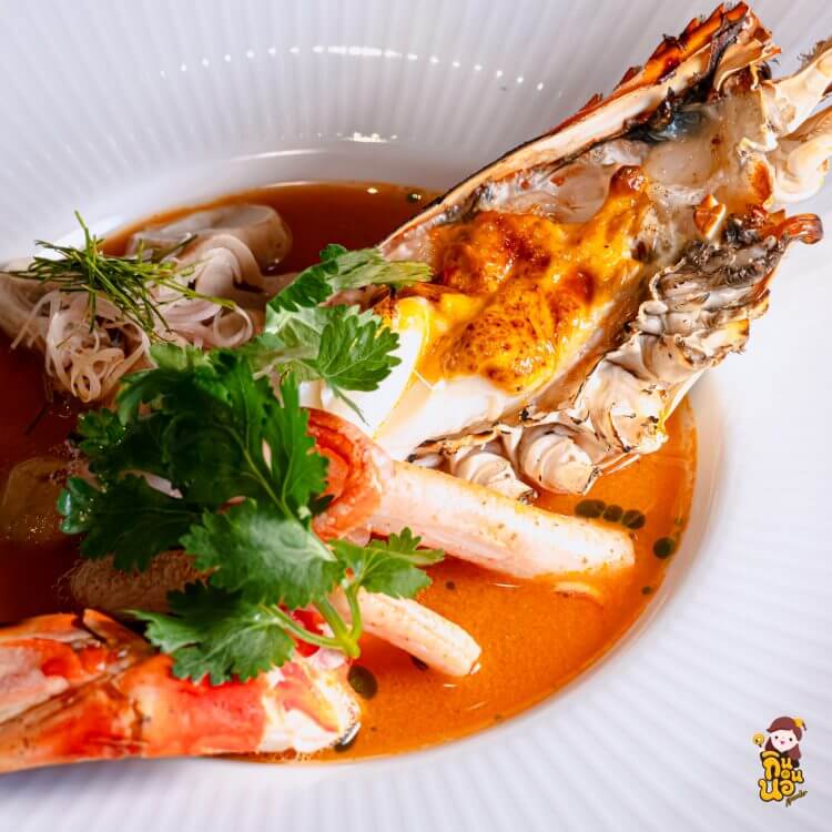 ต้มยำกุ้งเสิร์ฟพร้อมราดน้ำซุปเข้มข้น