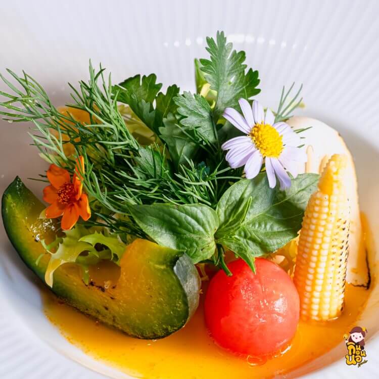 สลัดผักรวมไทยกับน้ำยำส้มจี๊ด-น้ำมันพริกเผา