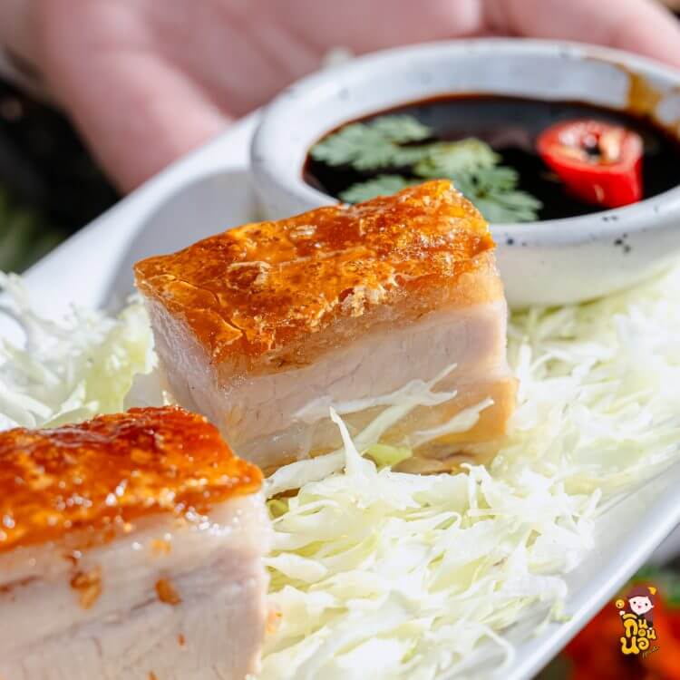 หมูกรอบหนังฟูกรอบเสิร์ฟกับซีอิ๊วดำหวาน