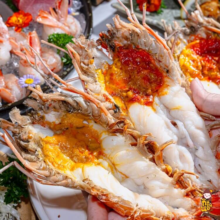 กุ้งแม่น้ำเผาผ่าครึ่งโชว์มันกุ้งส้มฉ่ำๆ
