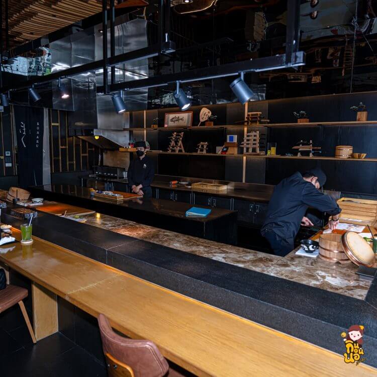 บรรยากาศเคาน์เตอร์ซูชิสำหรับโอมากาเสะแบบดั้งเดิม