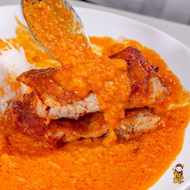 ซอสล็อบสเตอร์เข้มข้นราดบนข้าวและไก่ย่าง