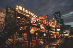 แหล่งที่มาของภาพ: https://unsplash.com/photos/people-walking-on-street-during-night-time-7aYaFDoDxmQ