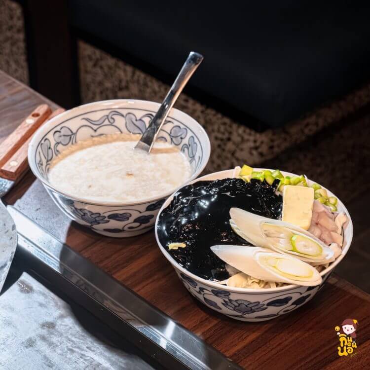 Ika Sumi Monja มอนจะยากิหมึกดำกำลังย่างบนเตาที่ร้านมอนจายากิ Tsukishima Monja Moheji
