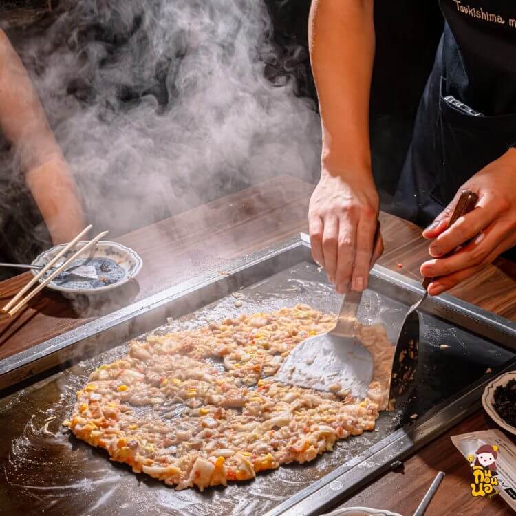 พนักงานกำลังย่างมอนจะยากิให้ลูกค้าที่ร้านมอนจายากิ Tsukishima Monja Moheji