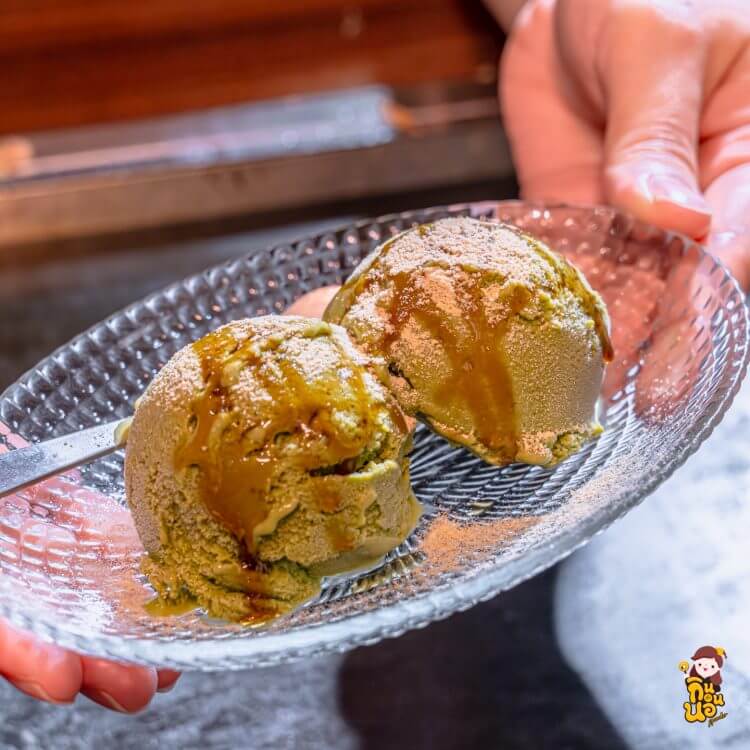 ไอศกรีมมัทฉะคู่ Anko-maki ของหวานตบท้ายมื้อที่ร้านมอนจายากิ Tsukishima Monja Moheji