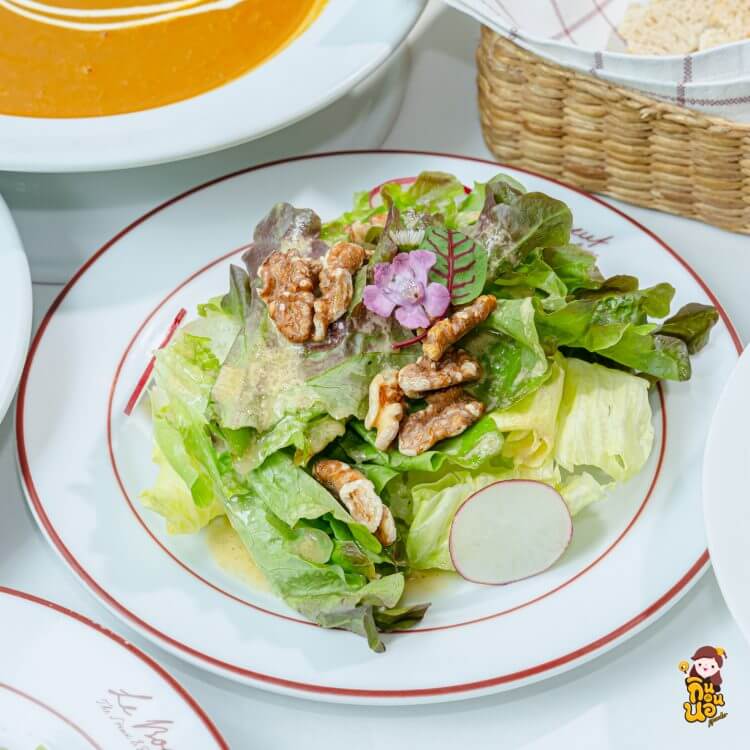 สลัดวอลนัตกับเดรสซิ่งสไตล์ยุโรป ในบุฟเฟต์ฝรั่งเศส Le Boeuf