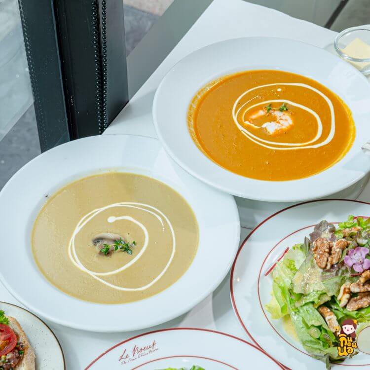 ซุปเห็ดและซุปบิสก์กุ้ง เสิร์ฟในบุฟเฟต์สไตล์ฝรั่งเศส