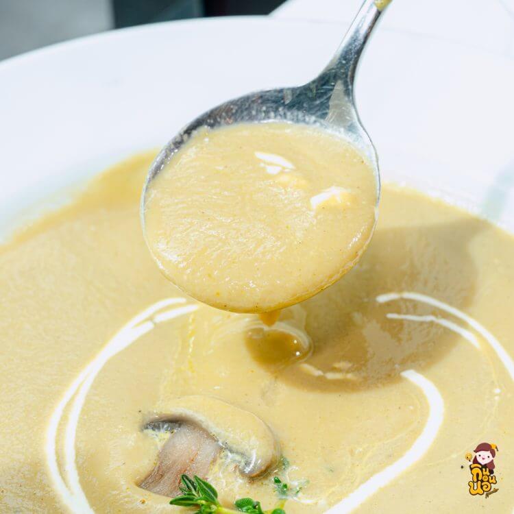ครีมซุปเห็ดหอมละมุน เสิร์ฟในบุฟเฟต์สไตล์ฝรั่งเศสของ Le Boeuf