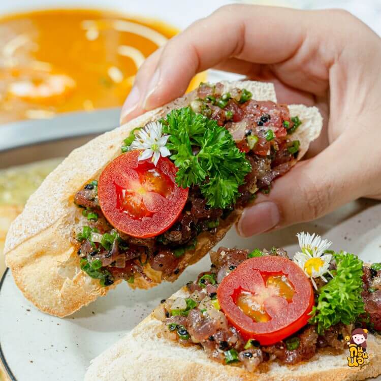 ทูน่าทาทาร์บนขนมปังบากเก็ต ในบุฟเฟต์อาหารฝรั่งเศสของ Le Boeuf