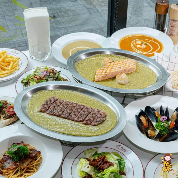 โต๊ะจัดเต็ม ทั้งซุป อองตรี จานหลัก และของหวาน ในบุฟเฟต์อาหารฝรั่งเศส Le Boeuf