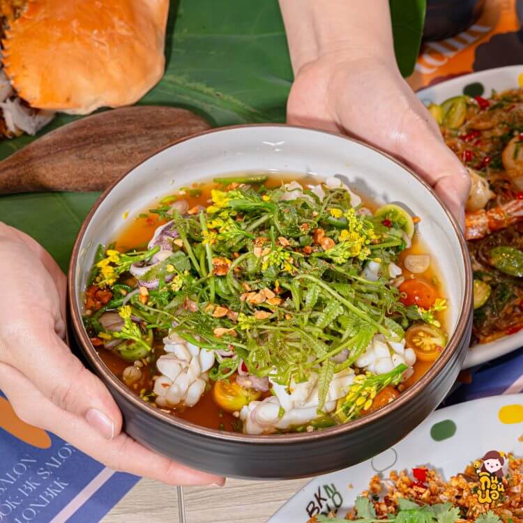ยำปลาหมึกผักกูด สดกรอบ แซ่บซี้ด เสริมรสให้มื้อข้าวอบโคตรปูใบบัว