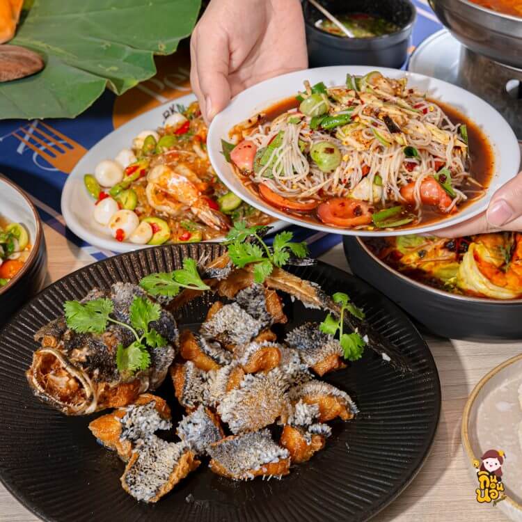 ปลาบู่เกล็ดฟู และตำซั่วปลาร้า จานกินเล่นกรอบมัน เคียงมื้อข้าวอบโคตรปูใบบัว