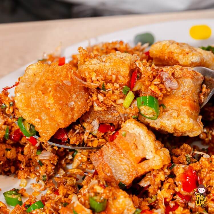 หมูกรอบผัดพริกเกลือ โรยพริกกระเทียมสะใจ กินเคียงข้าวอบปูใบบัว