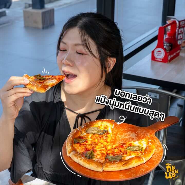 ชีสครัสต์และไส้กรอกขอบจัมโบ้ใกล้ๆ เห็นชีสเน้นๆ
