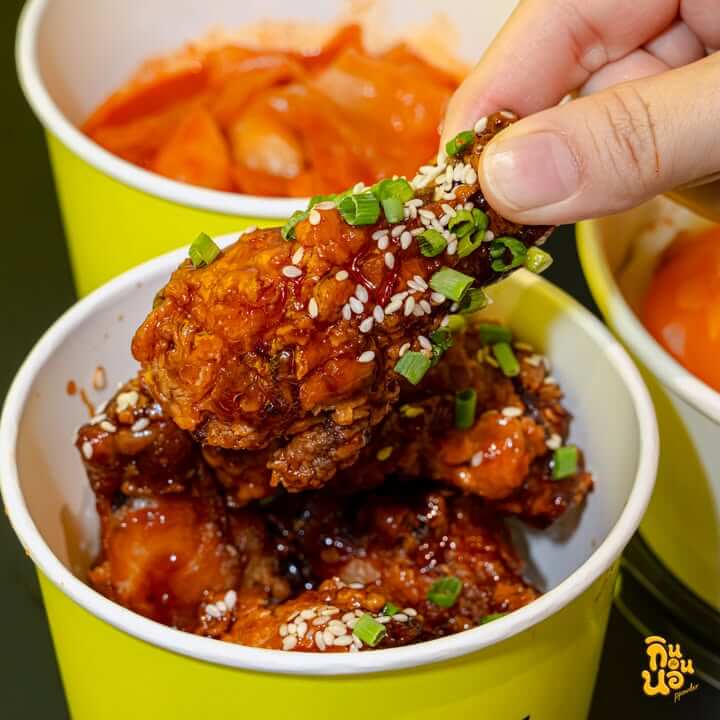 ไก่ทอดเกาหลีราดซอสเผ็ดโรยงาขาว
