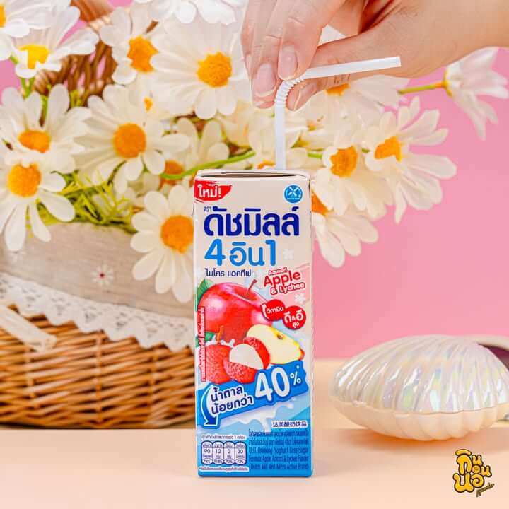 เสียบหลอดดื่มนมเปรี้ยวจากกล่องหอมหวานสดชื่น