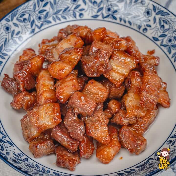 หมูสามชั้นคั่วน้ำปลาหวาน จัดจานพร้อมเสิร์ฟบนจานลายคราม