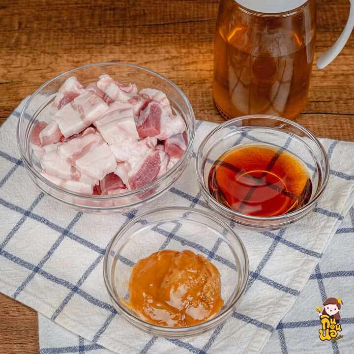 วัตถุดิบทำ หมูสามชั้นคั่วน้ำปลาหวาน สามอย่างหาง่าย