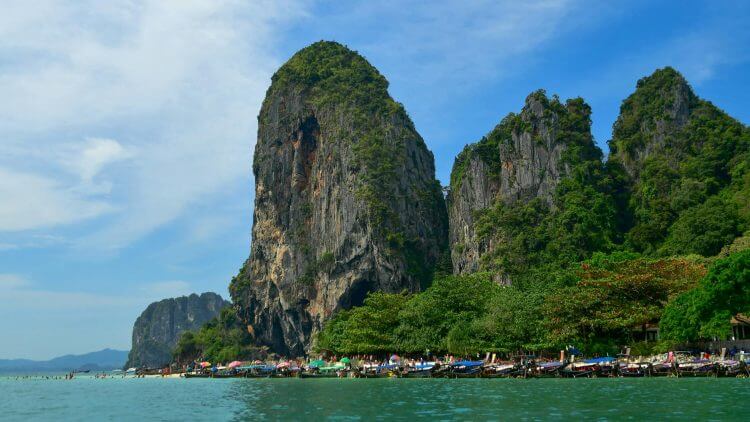 Explore the breathtaking limestone cliffs and turquoise waters of Krabi Beach, Thailand. Perfect for travel and adventure.