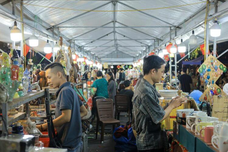 Vibrant night market scene in Việt Nam showcasing diverse goods and lively atmosphere.