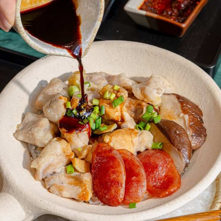 ราดซีอิ๊วบนข้าวอบหม้อดินไก่ SUMDAY Dim Sum Bar