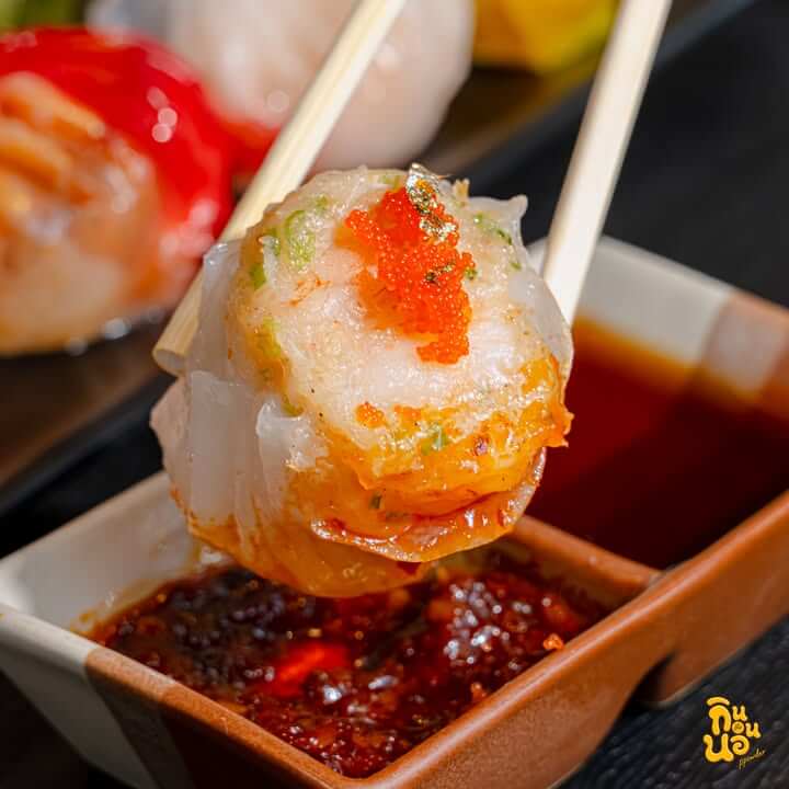 ติ่มซำไส้กุ้งท็อปไข่กุ้งจิ้มซอสพริก