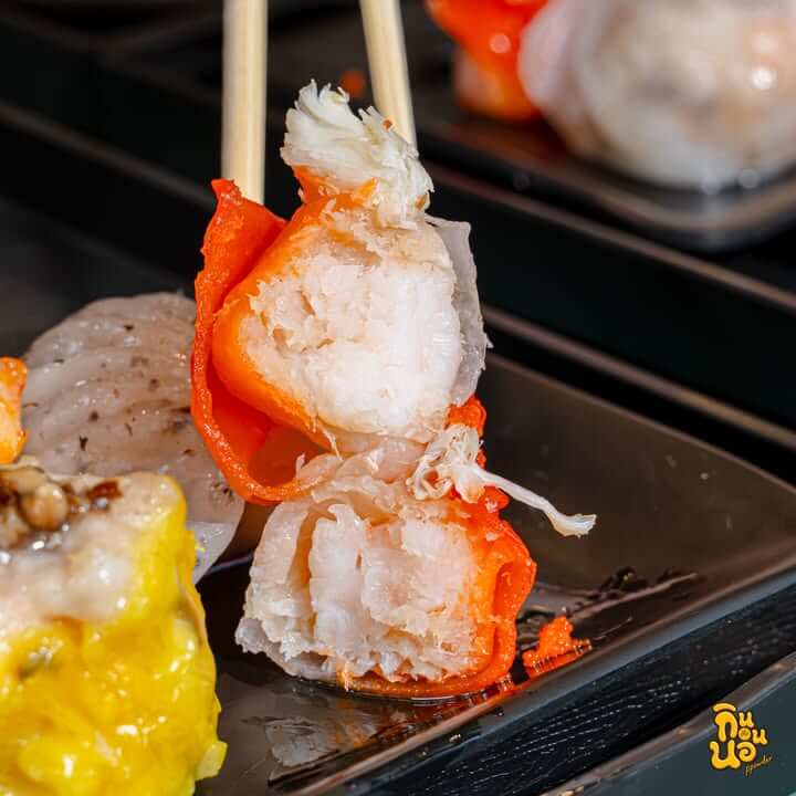 ติ่มซำผ่าครึ่งเห็นไส้เนื้อกุ้งแน่นจาก SUMDAY Dim Sum Bar