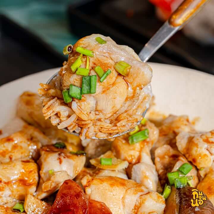 ข้าวอบหม้อดินไก่ตักขึ้นเห็นข้าวเกรียมกรอบ