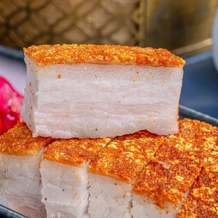 หมูกรอบหนังบางกรุบเสิร์ฟชิ้นหนาพอดีคำ