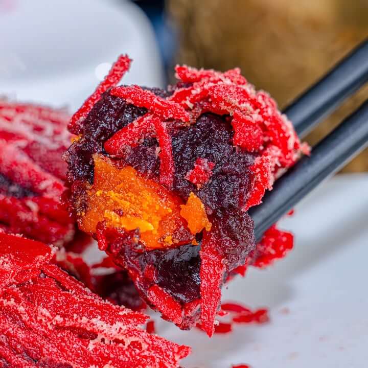 ไข่เค็มทอดมันม่วงในขนมพัฟจีนสีแดงสด
