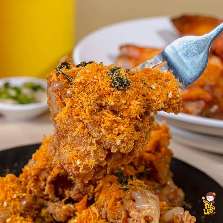 ไก่กรอบเชสเตอร์เคลือบซอสท็อปหมูหยองสาหร่าย