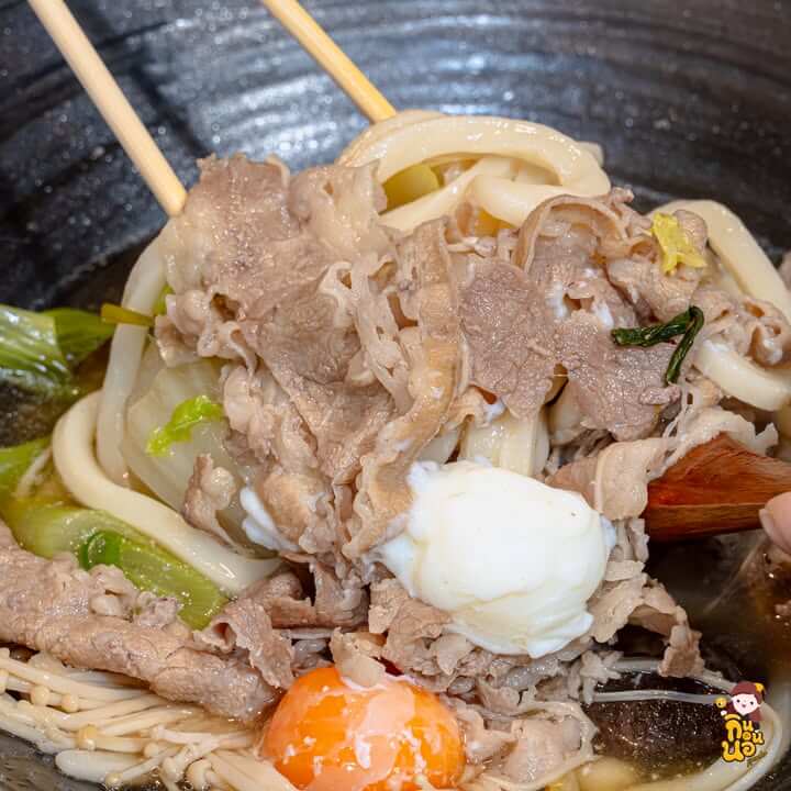 เนื้อสุกี้ยากี้สไลซ์สดนุ่มในชามอุด้ง