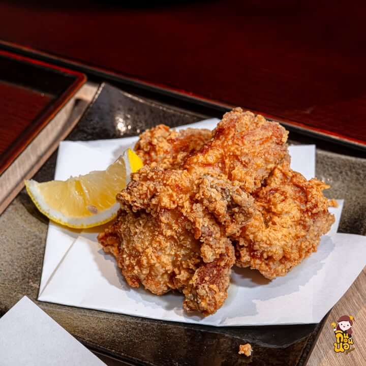 ไก่คาราอาเกะทอดกรอบเสิร์ฟพร้อมมะนาว