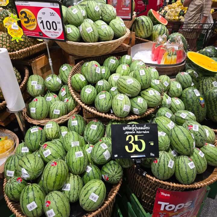แตงโมจิ๋ว ญี่ปุ่น วางขายที่ Tops Supermarket ราคา 35 บาท