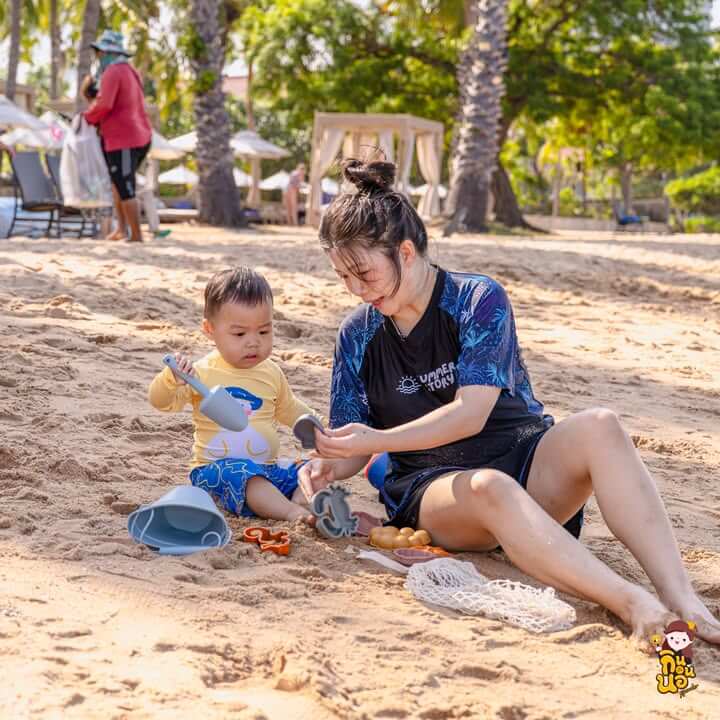 แม่ลูกเล่นทรายชายหาด มอเวนพิค นาจอมเทียน
