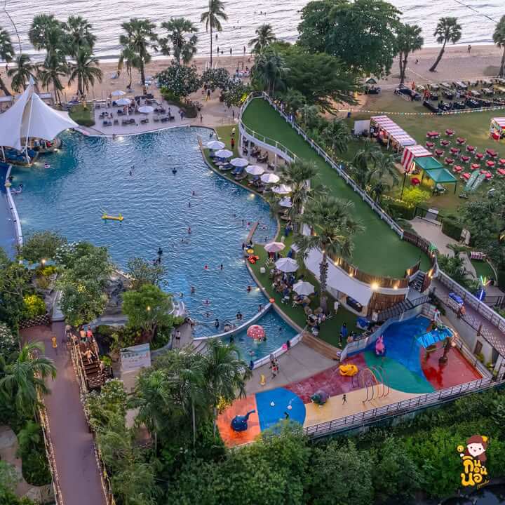 วิวมุมสูงสระว่ายน้ำและชายหาด มอเวนพิค นาจอมเทียน