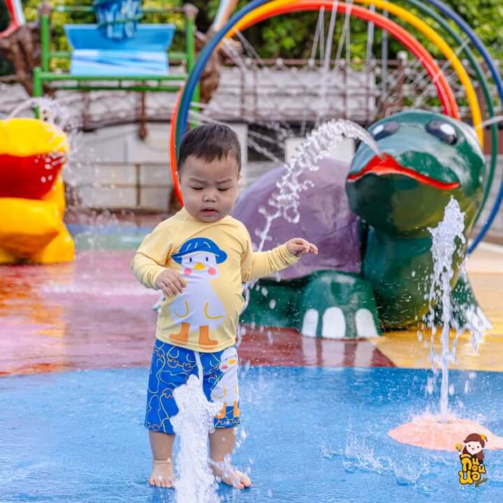 เด็กเล่นน้ำพุสนุกสนานที่สระเด็ก