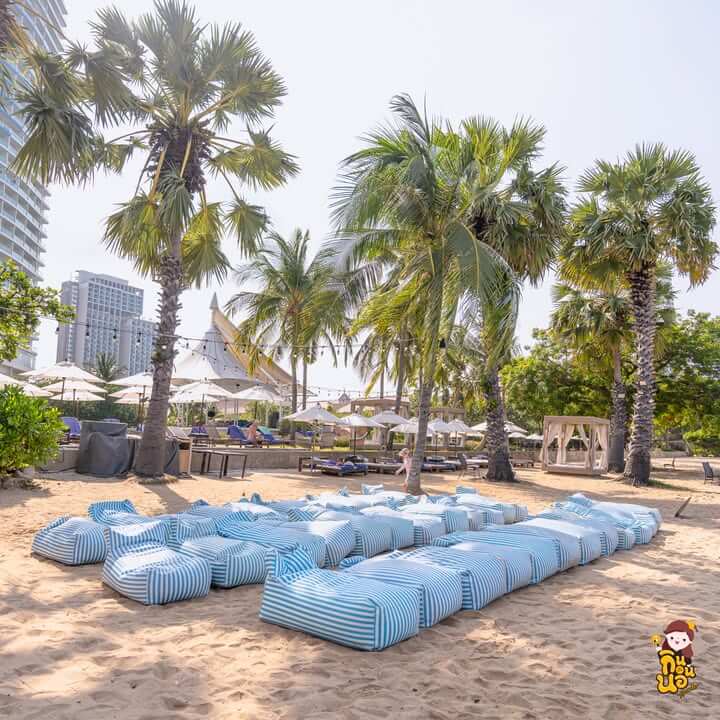 โซนนั่งเล่น bean bag ริมหาดพัทยา
