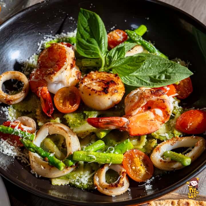 พอร์คช็อปซอสเห็ด Blackyard Roast & Brew เนื้อหมูชิ้นหนาฉ่ำ