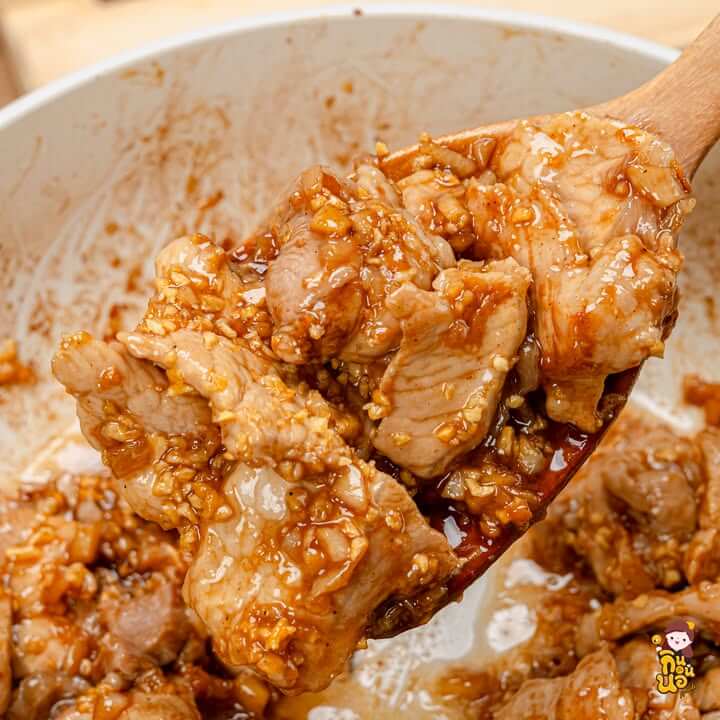 วัตถุดิบทำข้าวหมูกระเทียมพร้อมในชาม