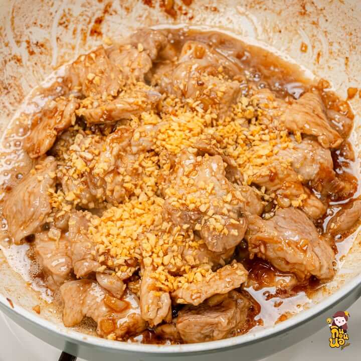 ผัดหมูสันคอกับกระเทียมในกระทะ