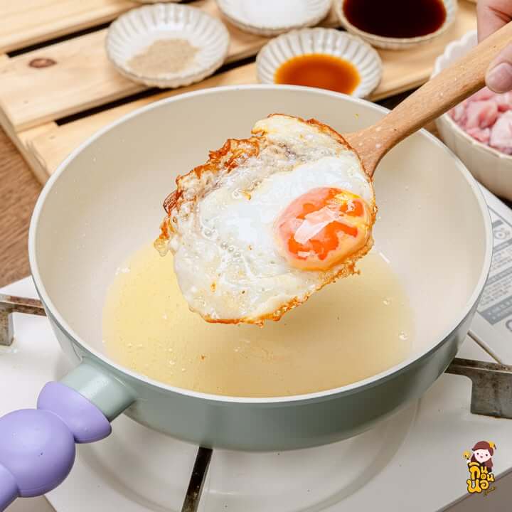 ไข่เป็ดดาวกรอบนอกนุ่มในบนข้าว