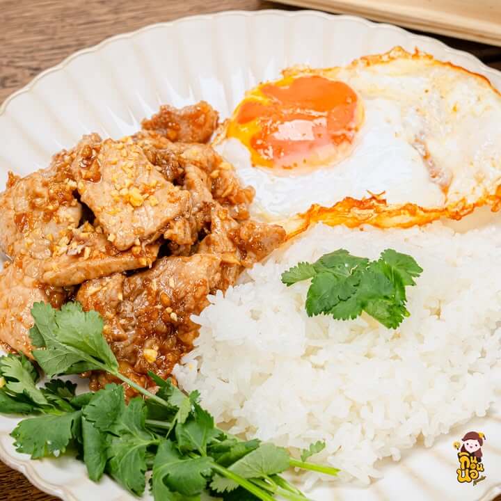 เสิร์ฟ ข้าวหมูกระเทียม คู่ซุปและน้ำพริก