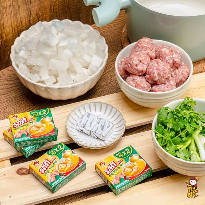 ใส่หมูสับและไชเท้าเต๋าลงในน้ำซุป